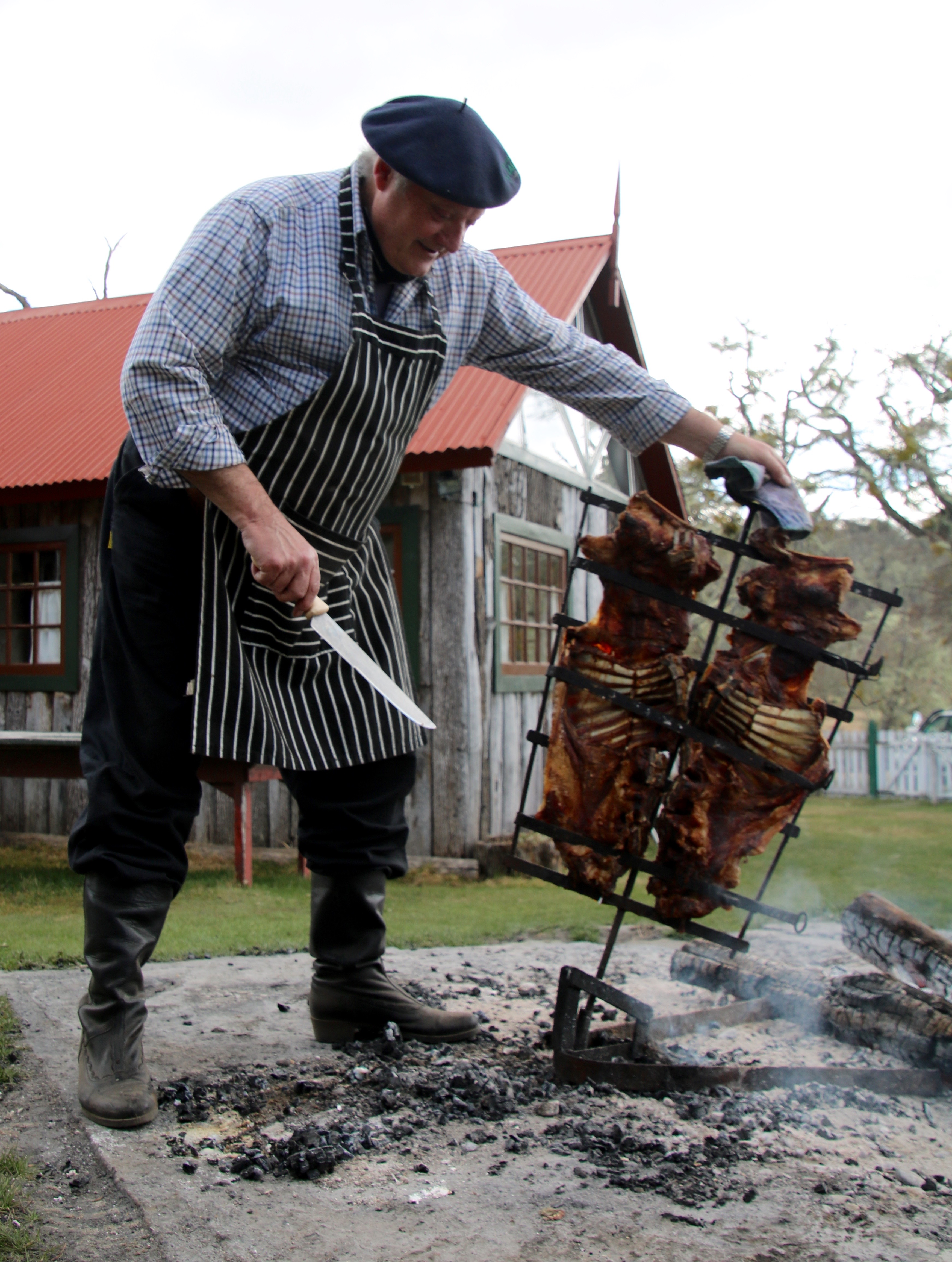 Cortando el cordero recién asado