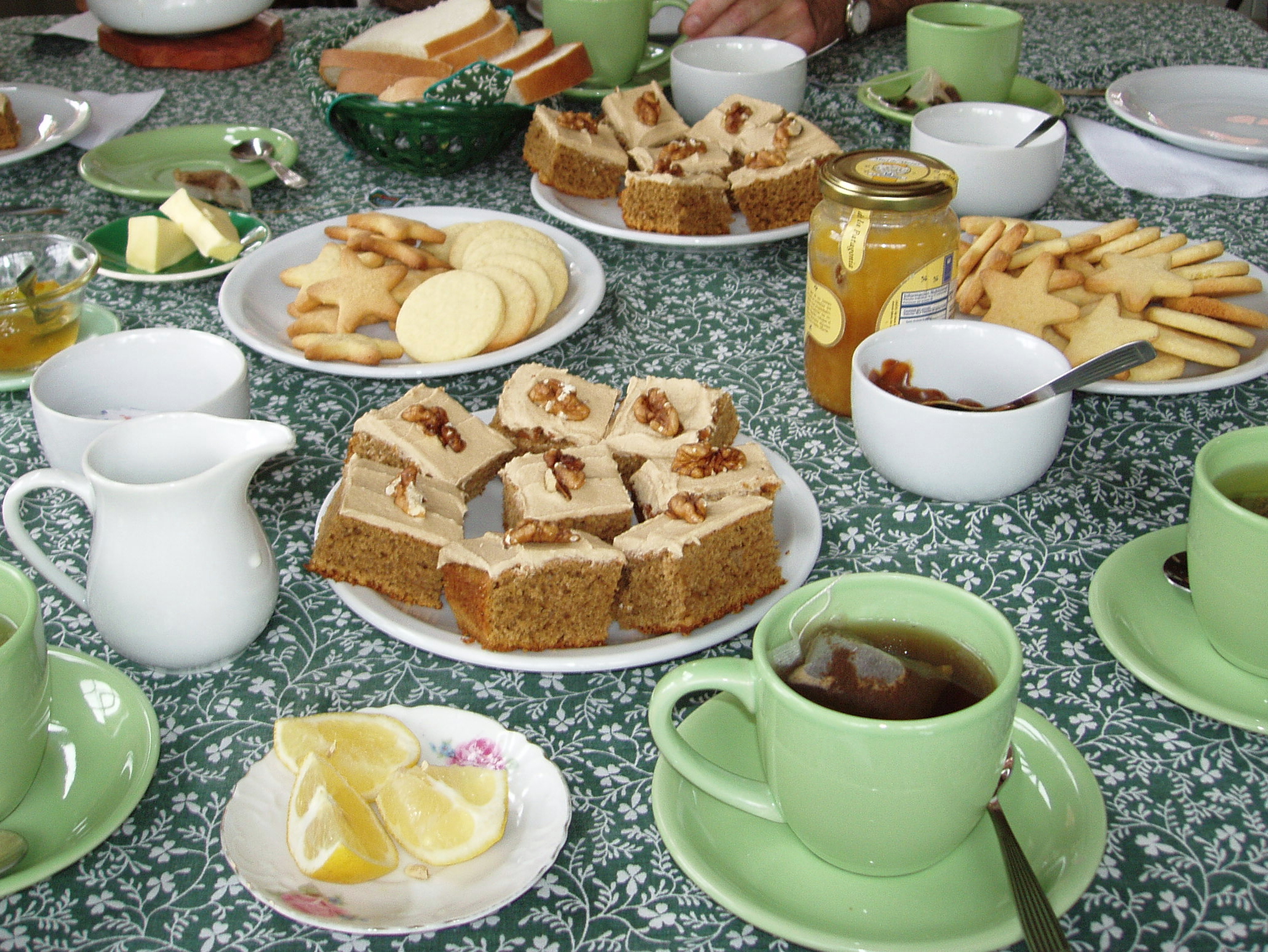 La mesa de la merienda, con torta y té