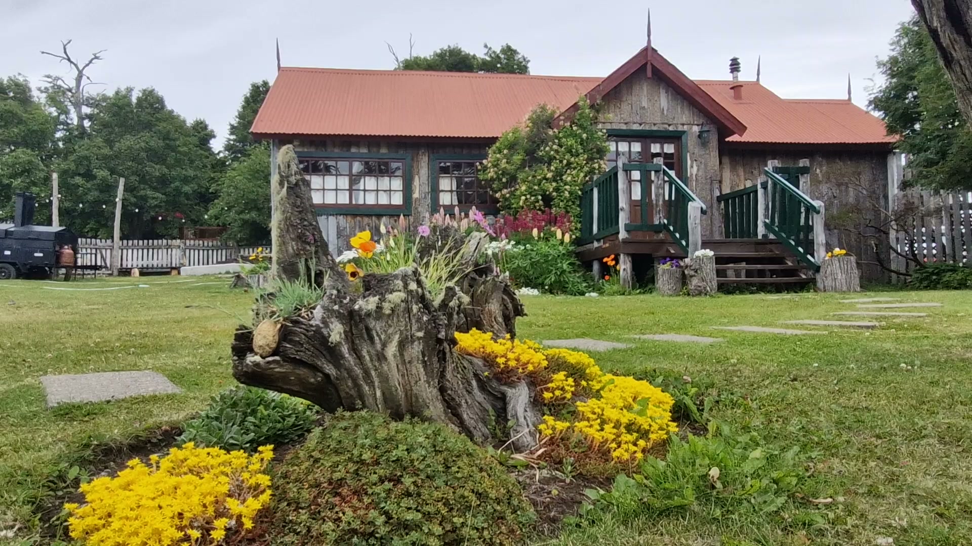 El quincho, por afuera, entre el jardín